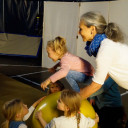 vorschul_projekt_balanceübung auf der Kugel.JPG