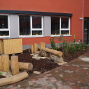 Beetgestaltung auf dem Schulhof der Grundschule SteinMalEins.