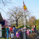 Mit dem Hissen der selbstgestalteten Flagge ist die Festwoche eröffnet. 