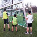 Beim Aufbau der Tore fassen alle mit an
