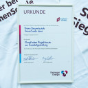 Urkunde und Sieger-Shirts von "Ideen machen Schule"