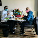 Birgit und Beatrice nähen Masken für QuerWege