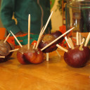 Kinder basteln Kastanienkunst.