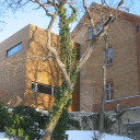 Das Schulgebäude in Lobeda von außen.