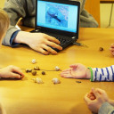 Neugierig untersuchen die Kinder Schneckenhäuser