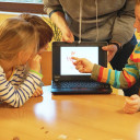 Auf dem Laptop zeigt Schatzheber Christian, wie bunt und lustig Schnecken aussehen können.