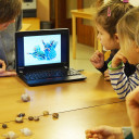 Auf dem Laptop zeigt Schatzheber Christian, wie bunt und lustig Schnecken aussehen können.