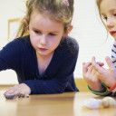 Neugierig untersuchen die Kinder Schneckenhäuser