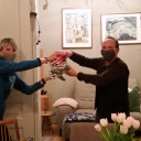Birgit und Beatrice nähen Masken für QuerWege