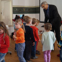 Präsentation des Medienprojekts "Zeitreise": Die Kinder bekamen am Freitag DVDs mit dem fertigen Film.